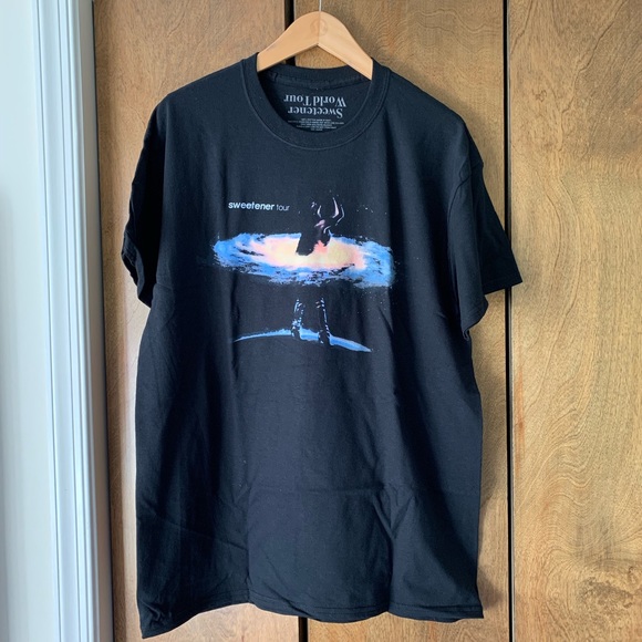 ariana-grande-tops-new-ariana-grande-sweetener-tour-merch-giaw